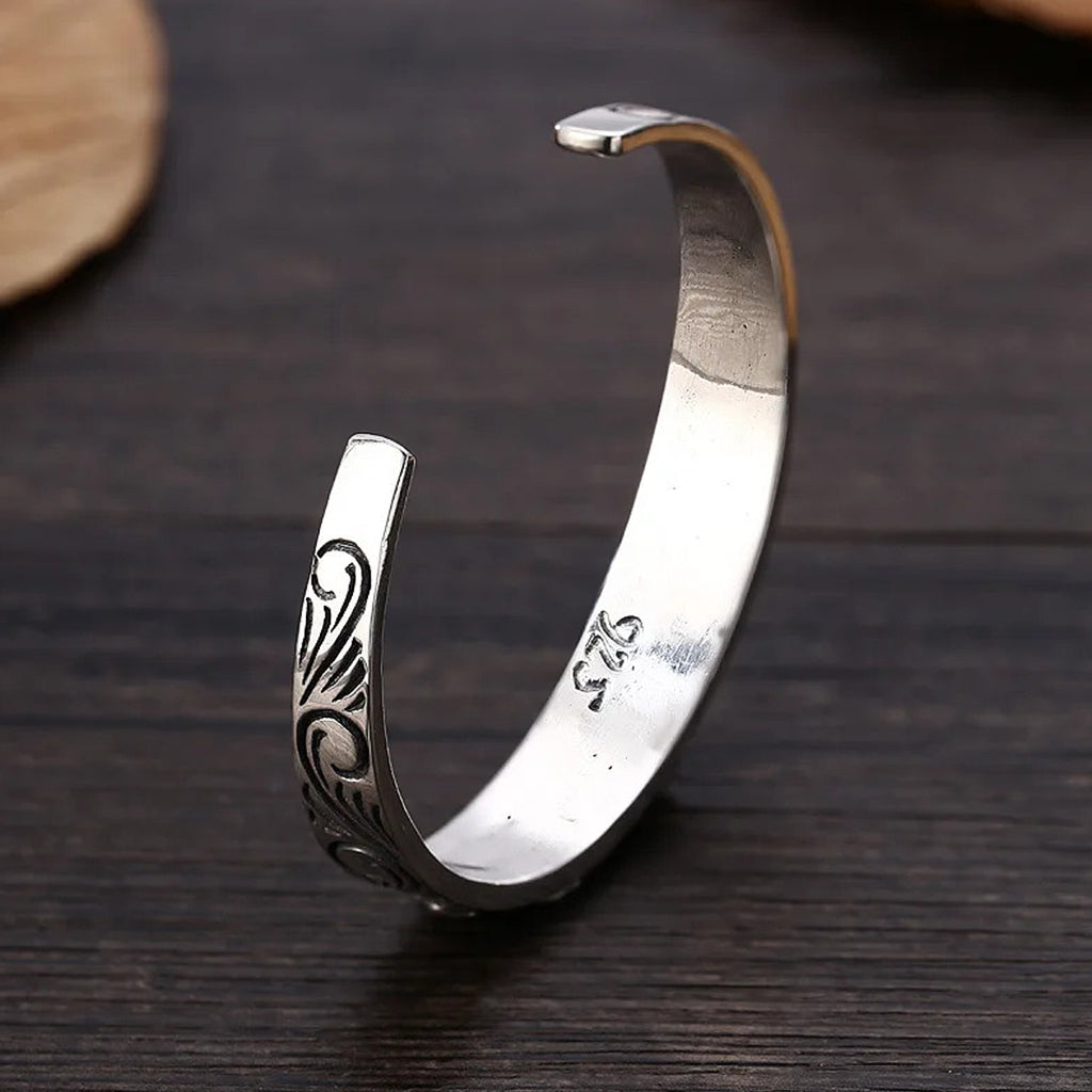 Silverfärgat bangle-armband med döskallar tillverkat av sterlingsilver