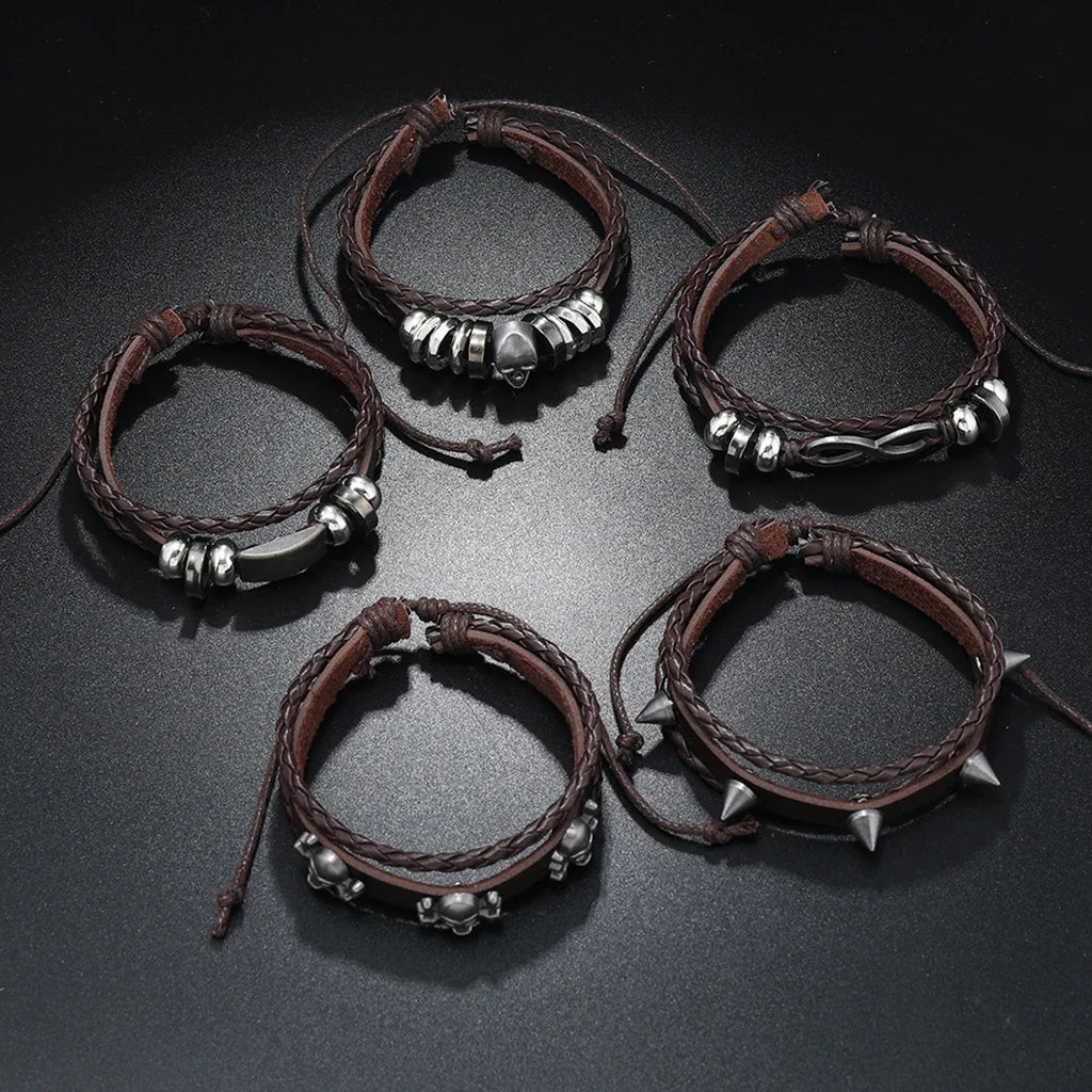 Brunfärgade  armband i läder med kranium och nitar