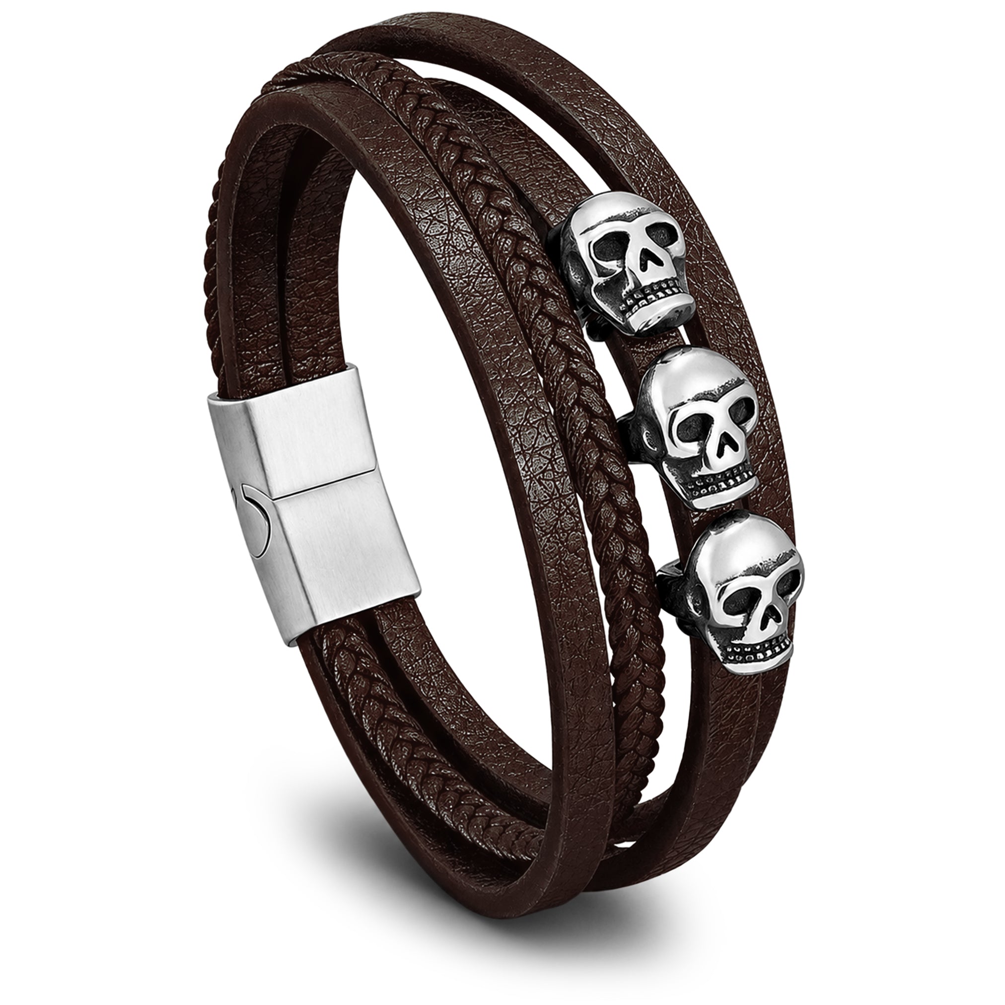 Brunt läderarmband med tre dödskallar av silverfärgat rostfritt stål
