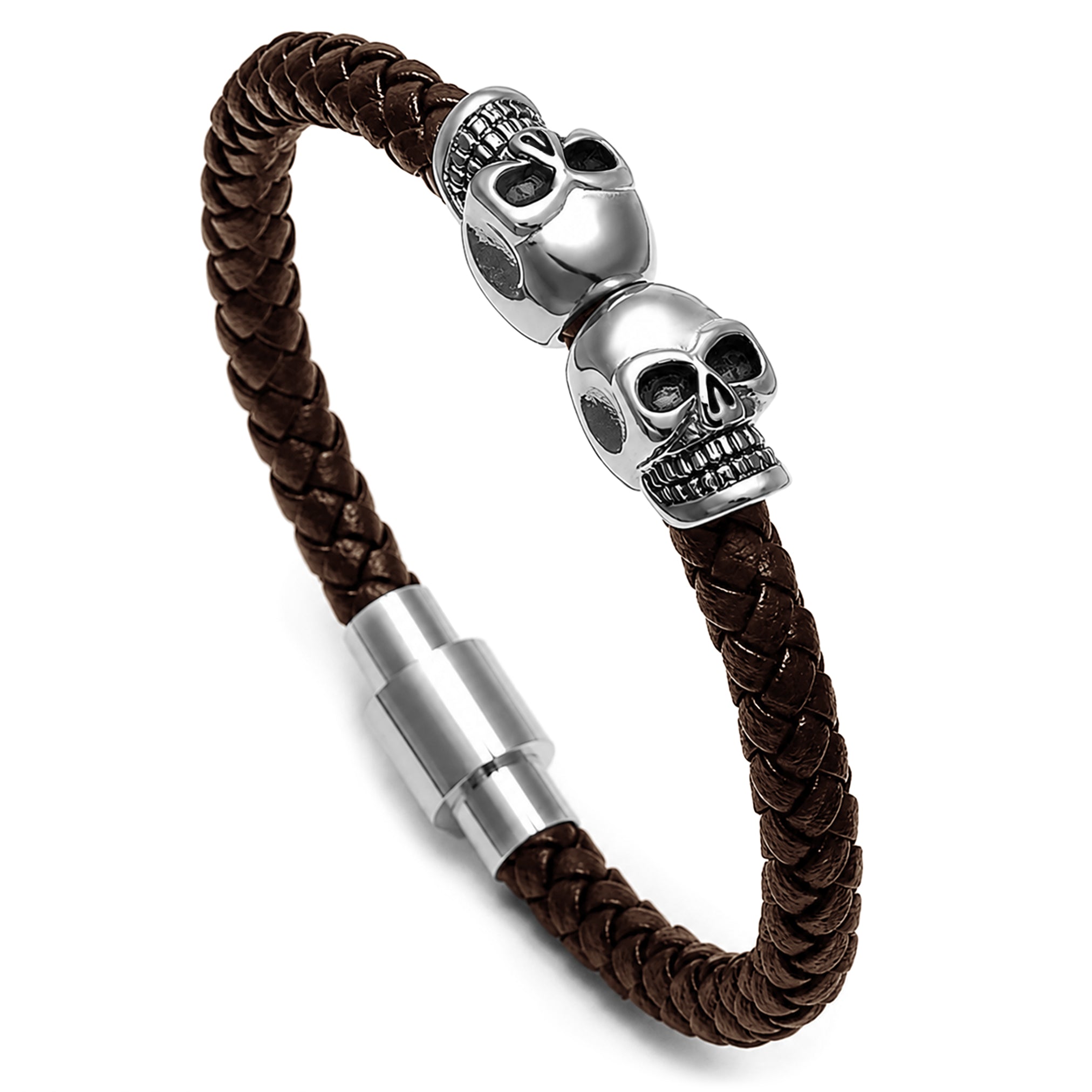 Dödskalle armband av brunt läder med två silverfärgade dödskallar av rostfritt stål