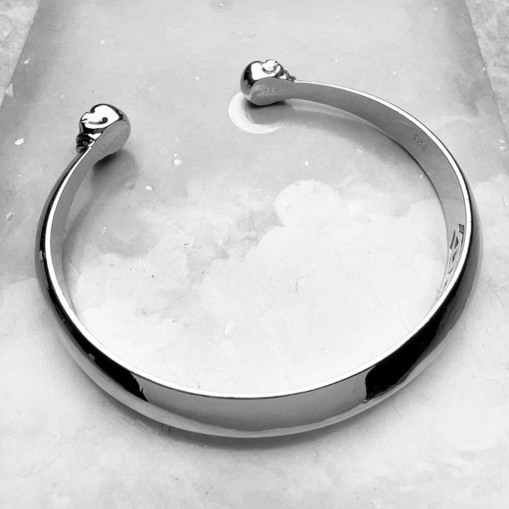 Silverfärgad dödskalle bangle-armband av sterlingsilver