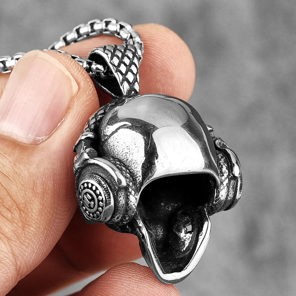 Silverfärgat halsband föreställande en dödskalle med hörlurar