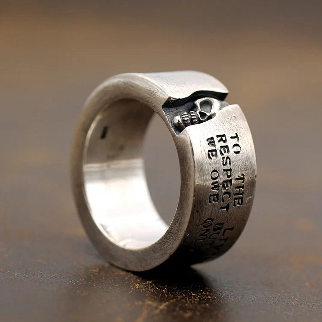 Silverfärgad dödskalle ring av sterling silver med gravyren "To the living we owe respect, but to the dead we owe only the truth"