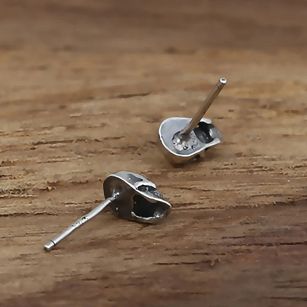 2-pack silverfärgade dödskalle studs-örhängen av äkta silver