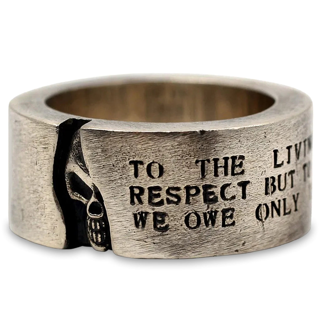 Silverfärgad dödskallering av sterling silver med gravyren "To the living we owe respect, but to the dead we owe only the truth"