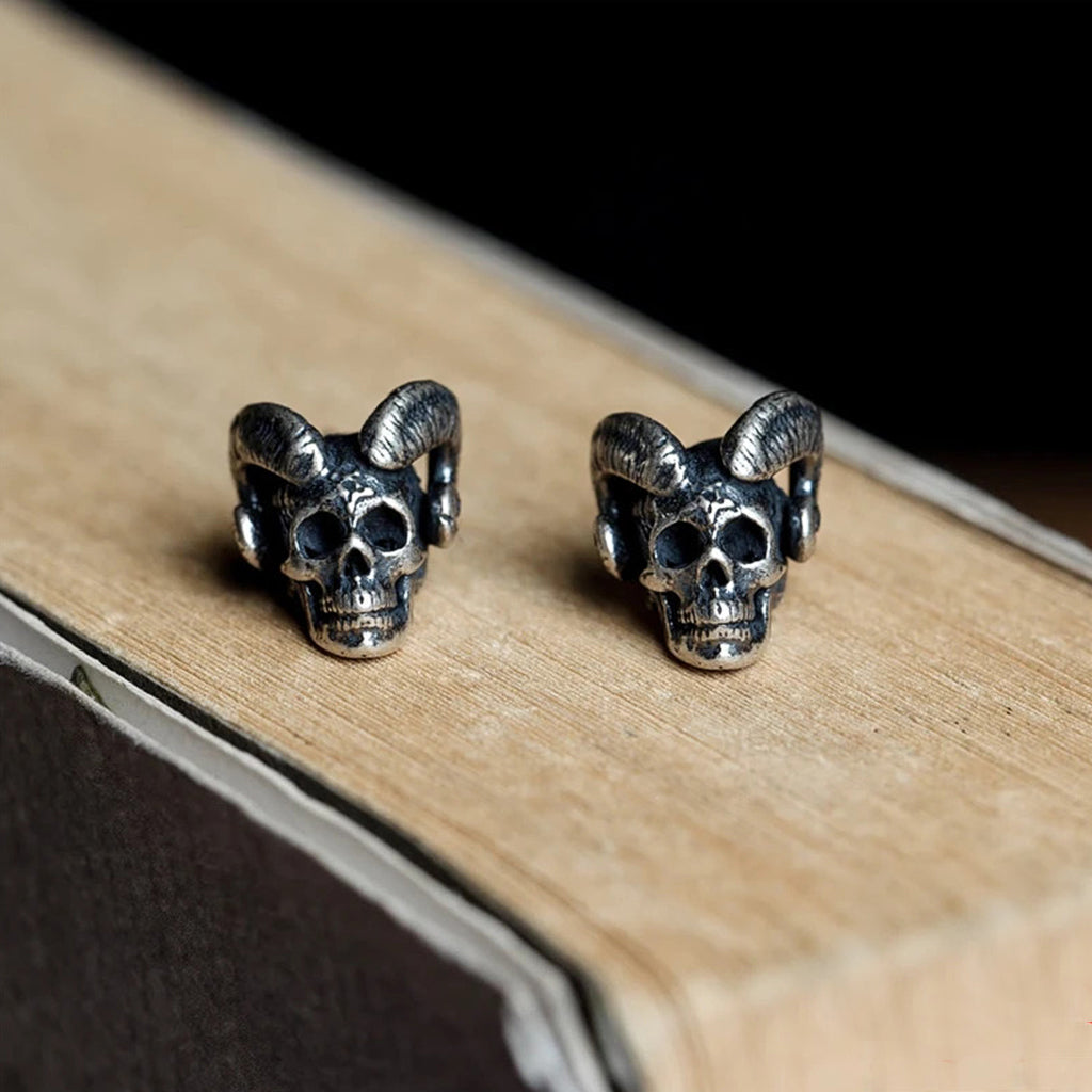 Ear studs i äkta sterling silver föreställande en dödskalle med bockhorn