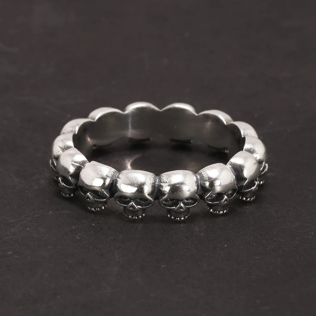 Silverfärgad fingerring i 925 sterling silver med flera kranium runtom