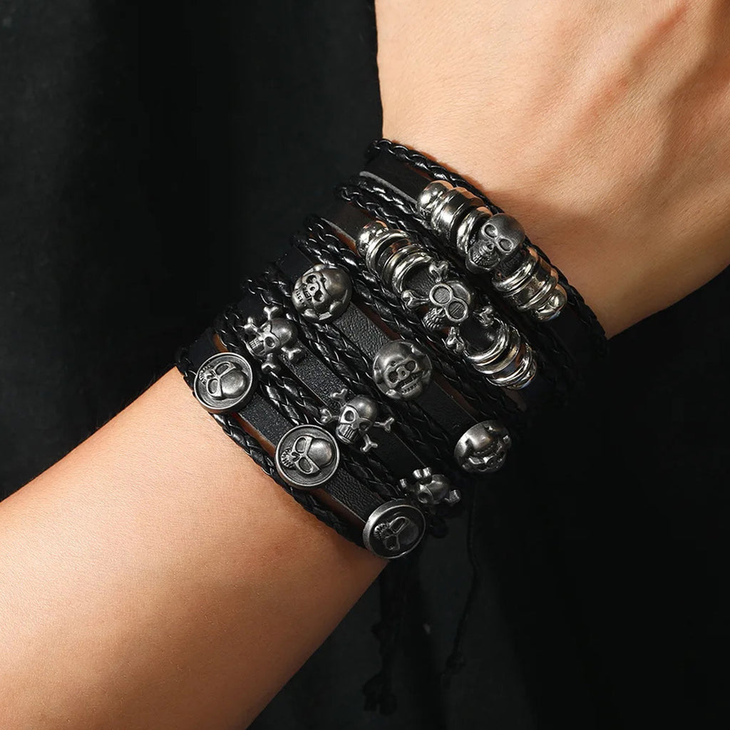 Svarta armband i läder med kranium och ringar
