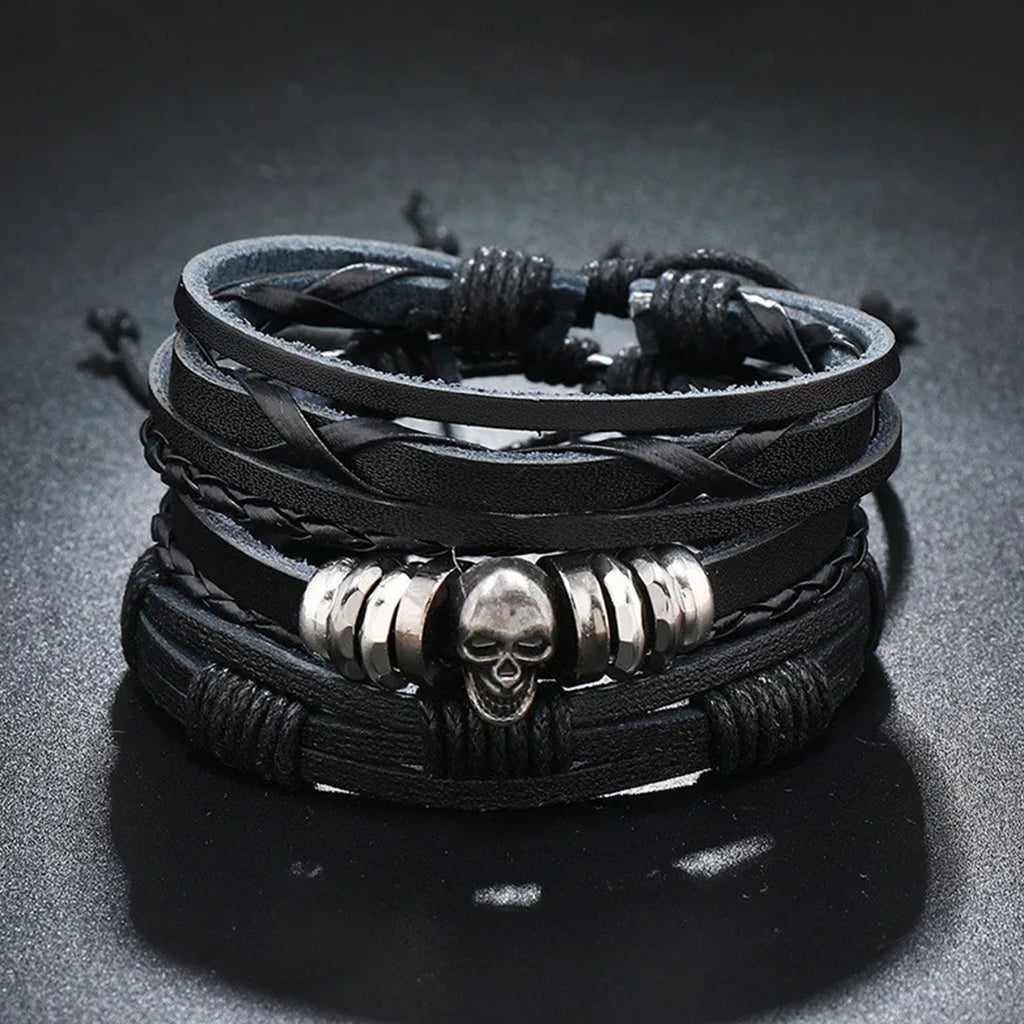 Svarta flätade armband med nitar föreställande en dödskalle och ringar