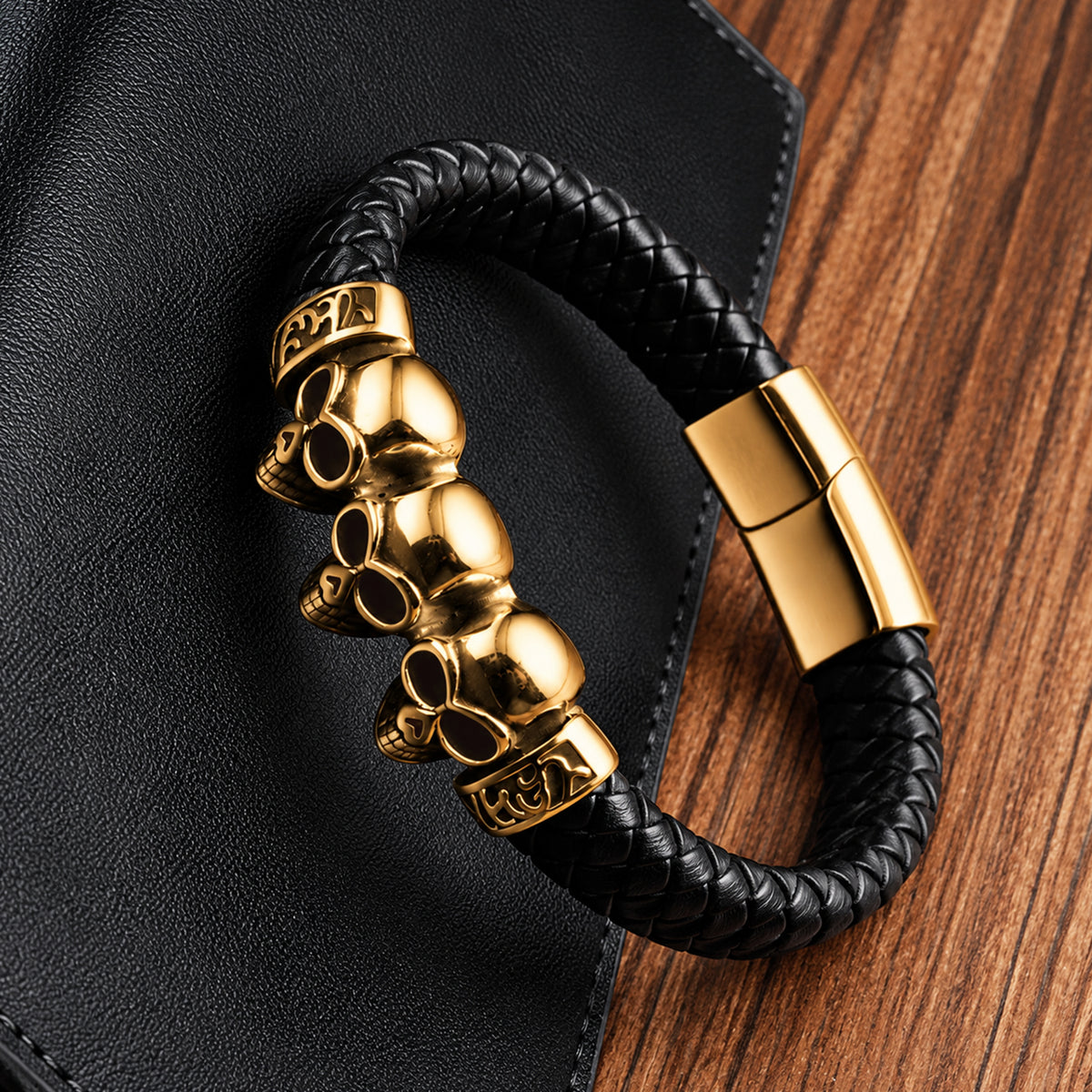 Guldtonat dödskalle armband av rostfritt stål och svart läder