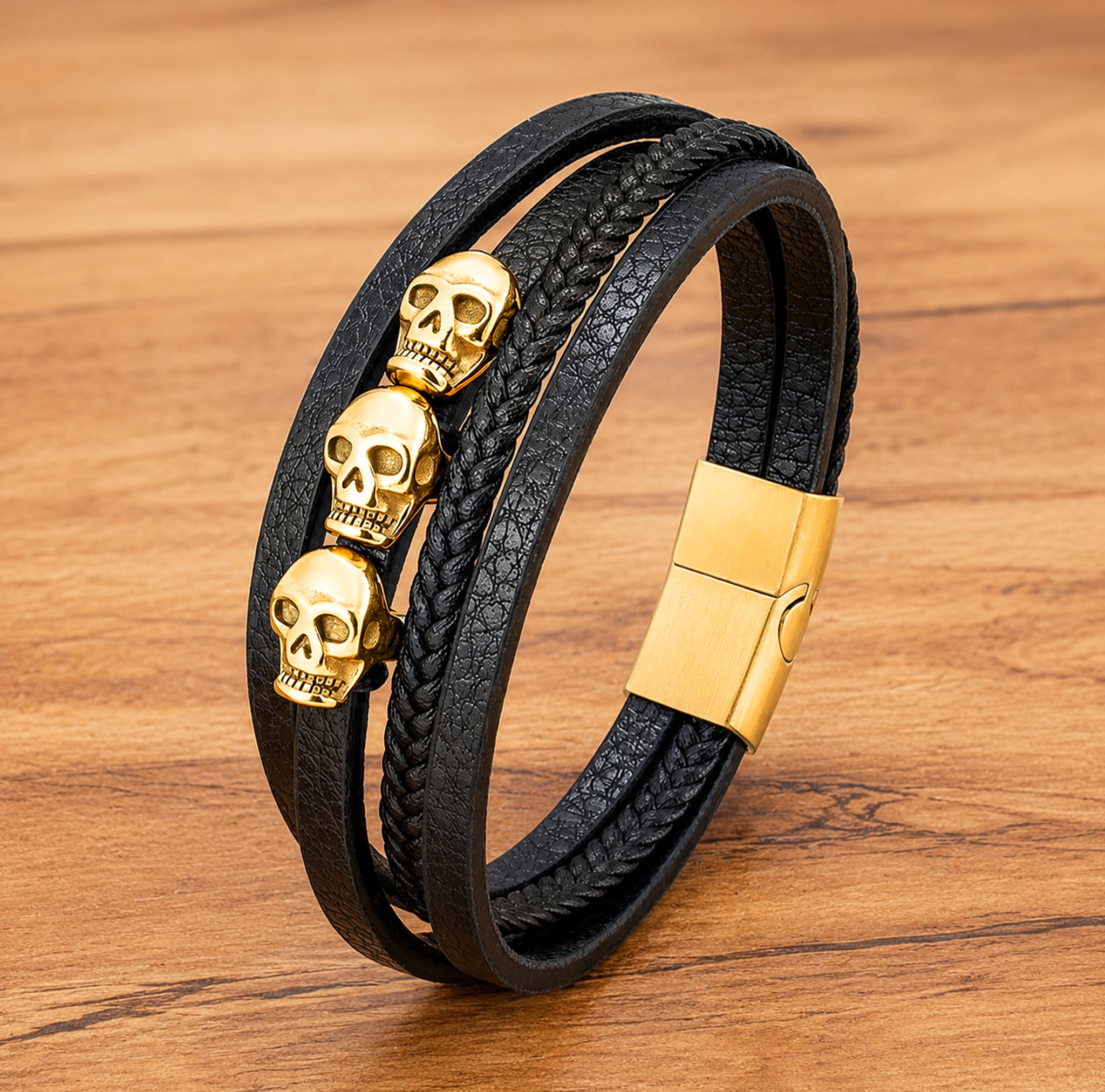 Guldskimrande dödskalle läderarmband med fyra svarta remmar
