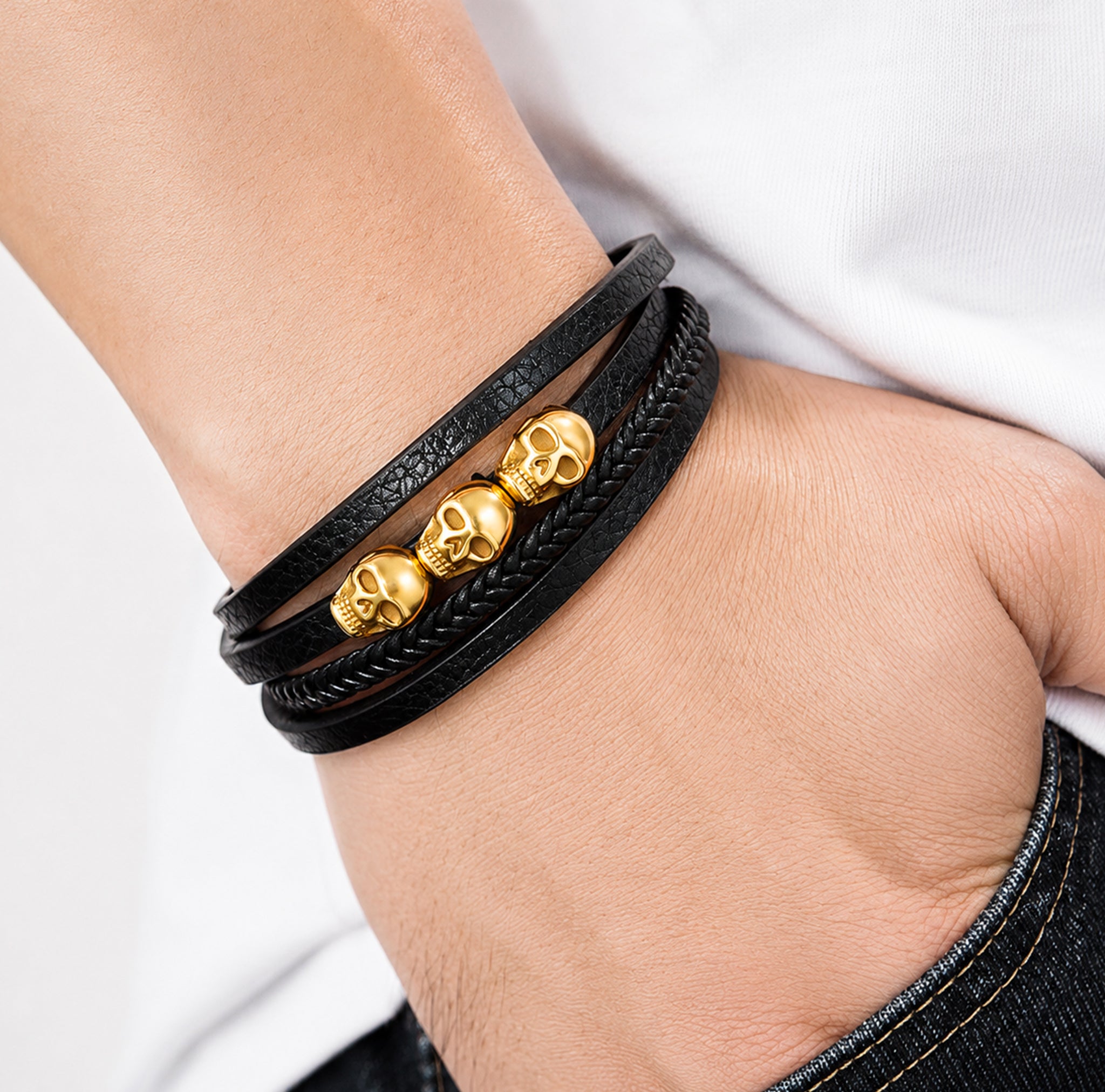 Svart och guldigt dödskalle-armband med flerremsdesign