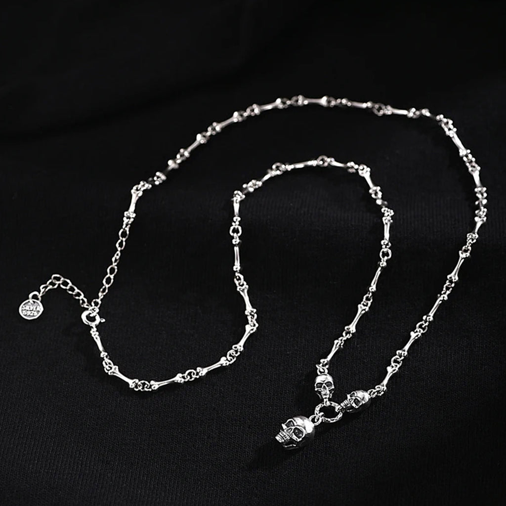 Silverfärgat sterlingsilver halsband med benknotor och dödskalle-hänge