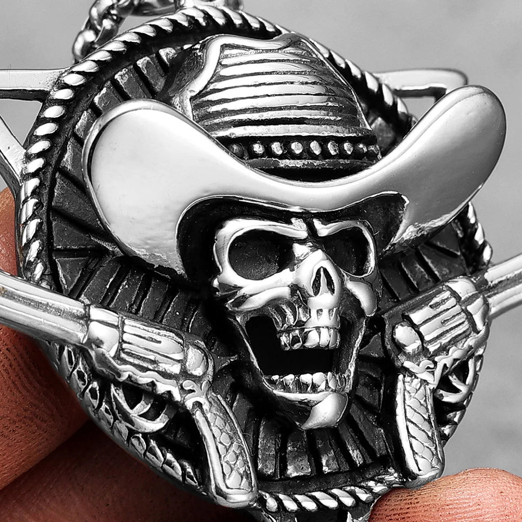 Silverfärgat halsband föreställande en dödskalle med cowboyhatt och två revolvrar