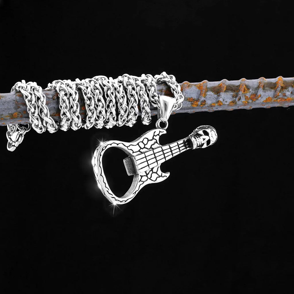 Silverfärgat halsband föreställande en kapsylöppnare-elgitarr med en dödskalle som huvud