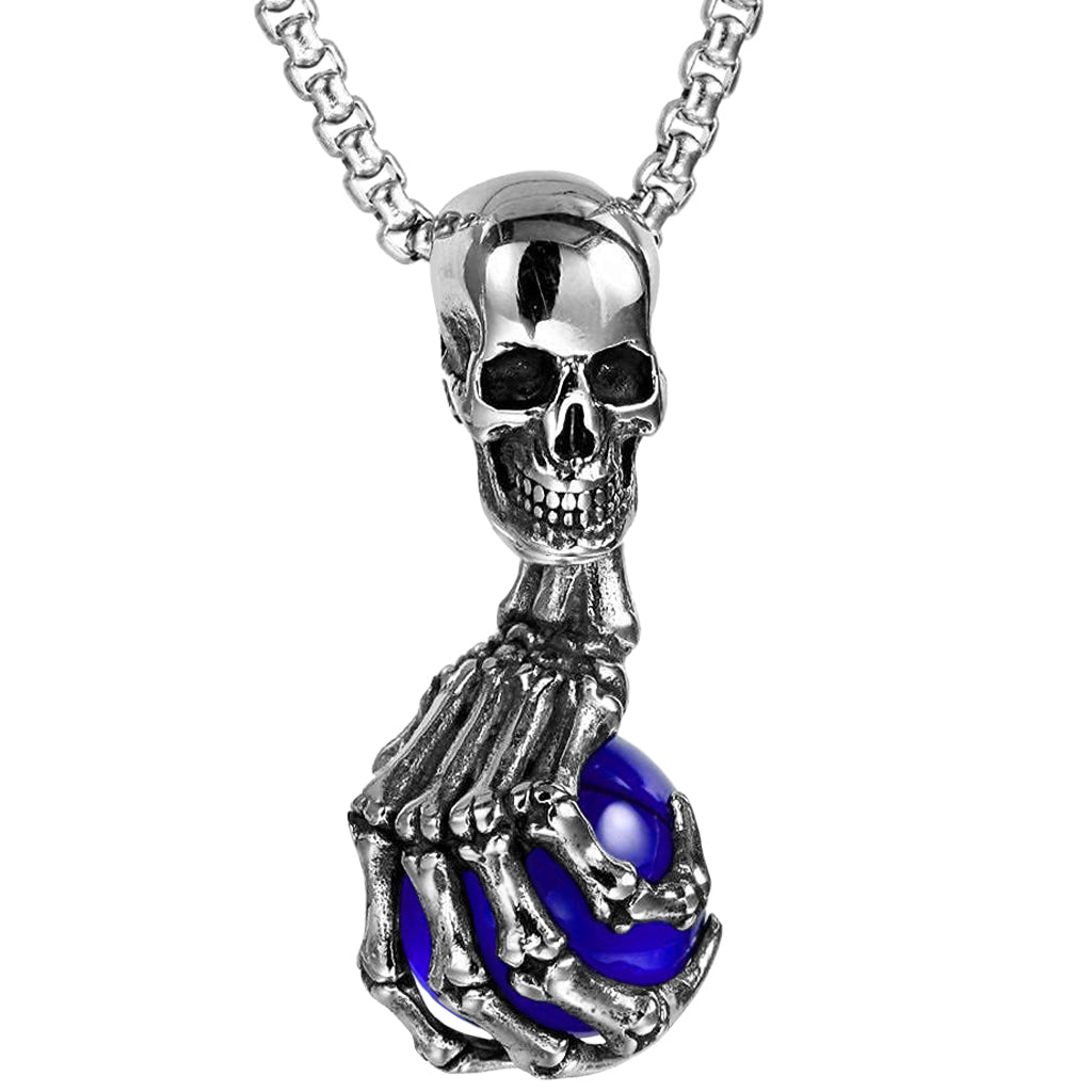Halsband med silverfärgad dödskalle-skeletthand hållande i ett blått klot