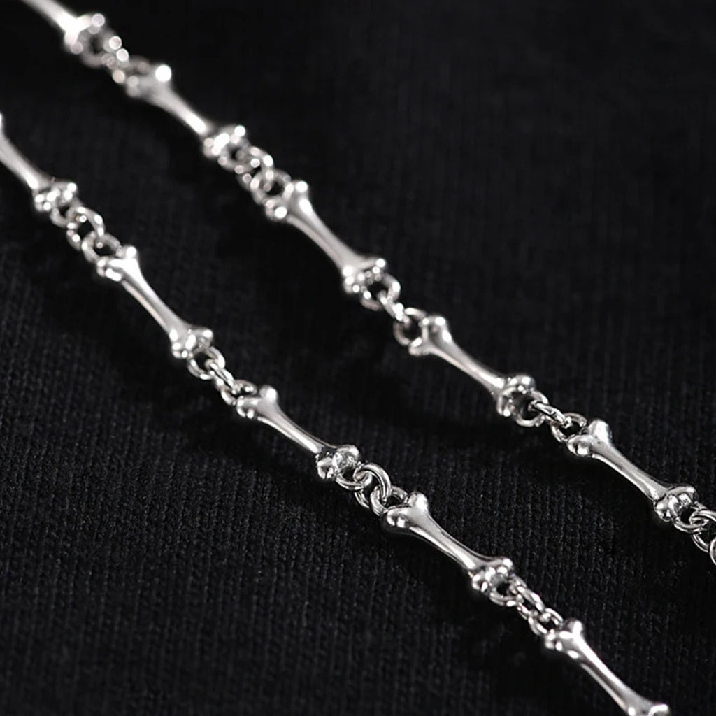 Silverfärgat sterlingsilver halsband med skelettben och dödskallar