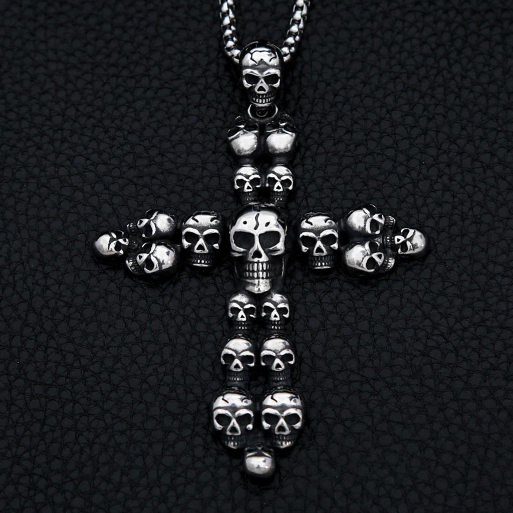 Silverfärgat halsbandshänge föreställande ett latinskt kors med kranium på korsarmarna