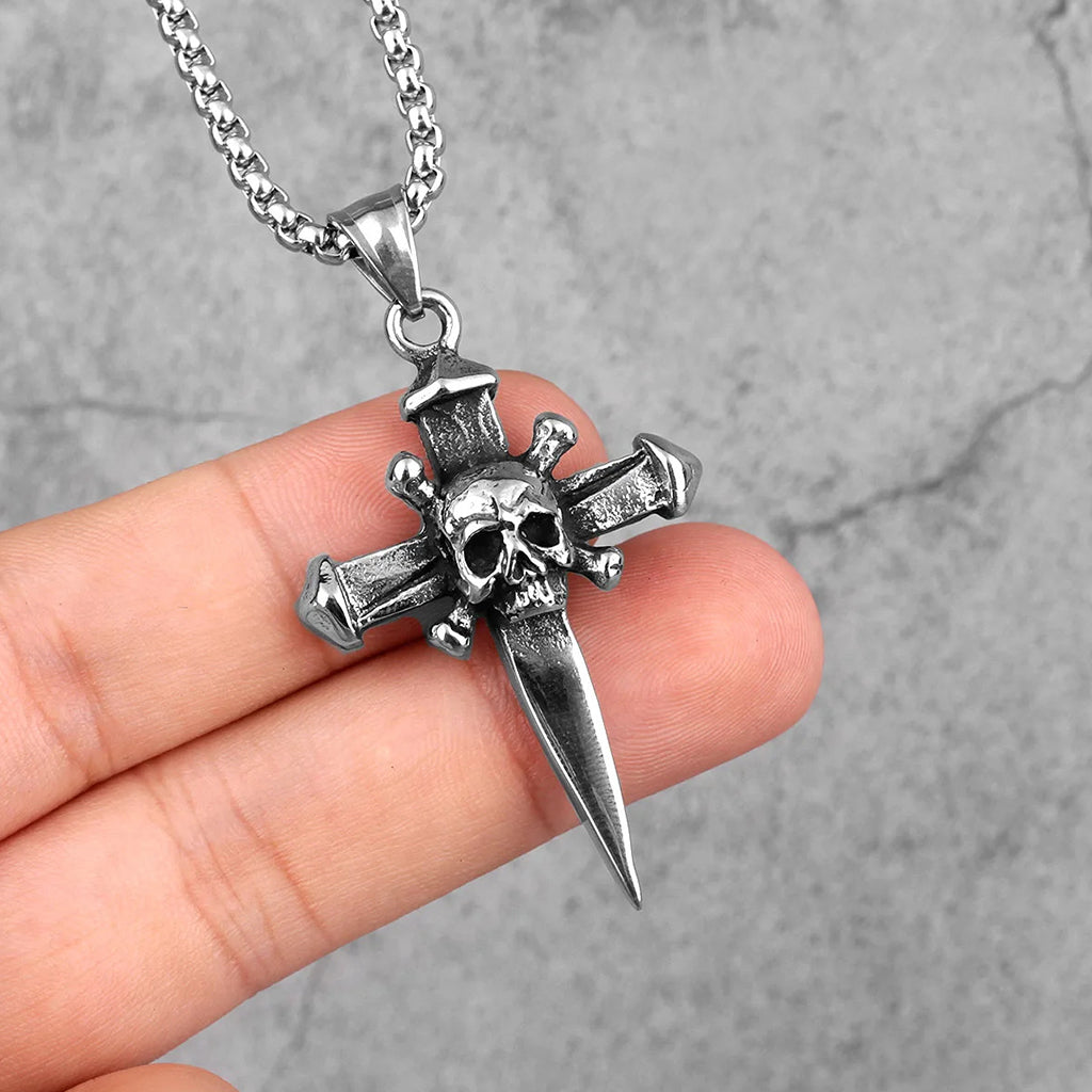Silverfärgat hänge föreställande ett spik-kors med ett kranium med korslagda benknotor i centrum