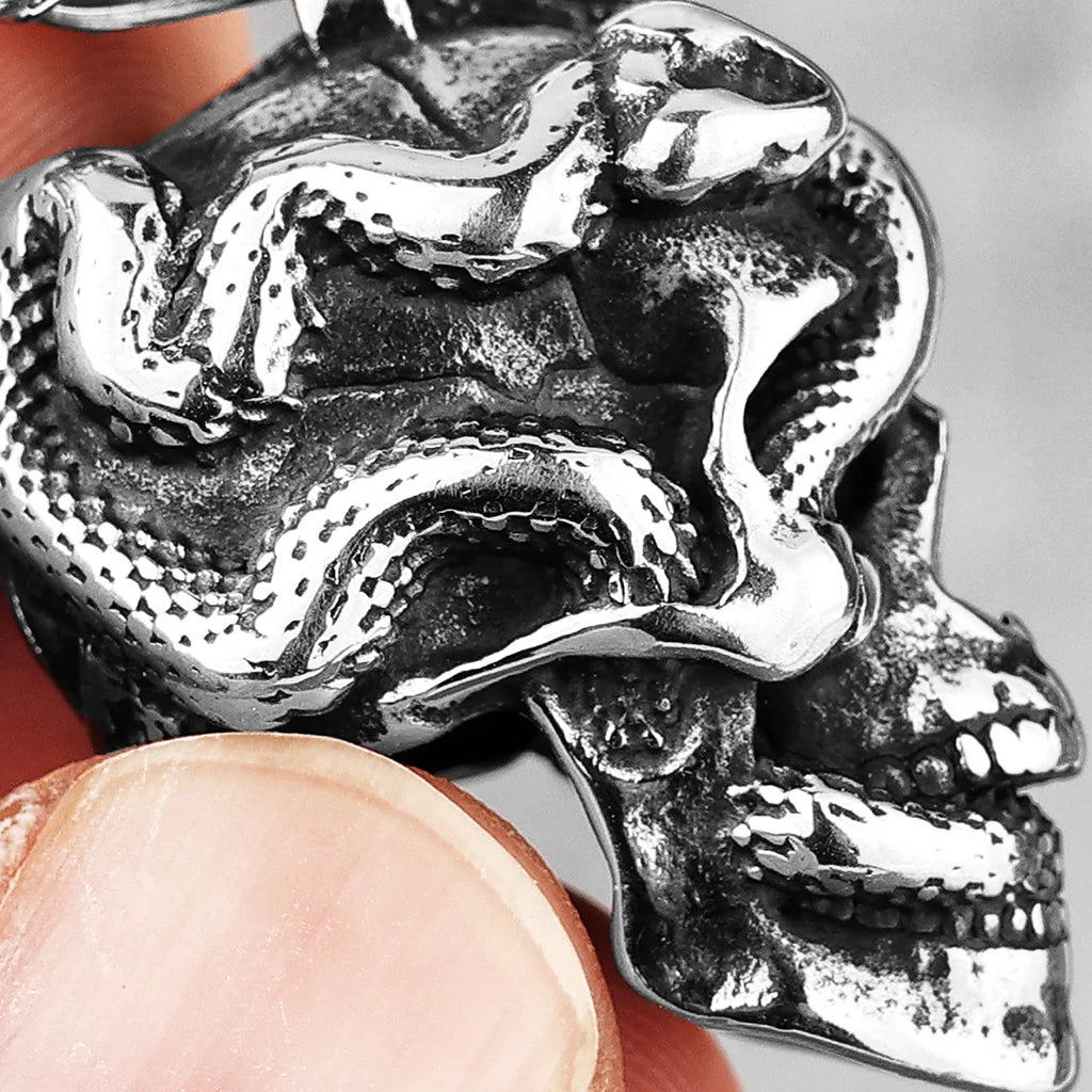 Silverfärgat hängsmycke föreställande en dödskalle med ormar