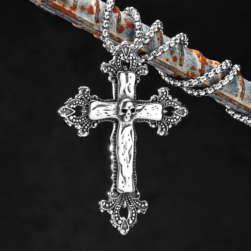 Halsbandssmycke föreställande ett latinskt kors med  vackra ornament och en dödskalle i centrum