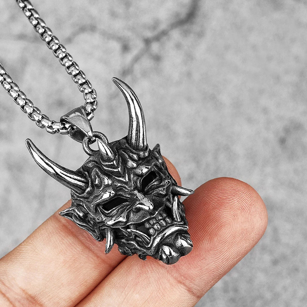 Silverfärgat halsband föreställande en japansk Hannya mask