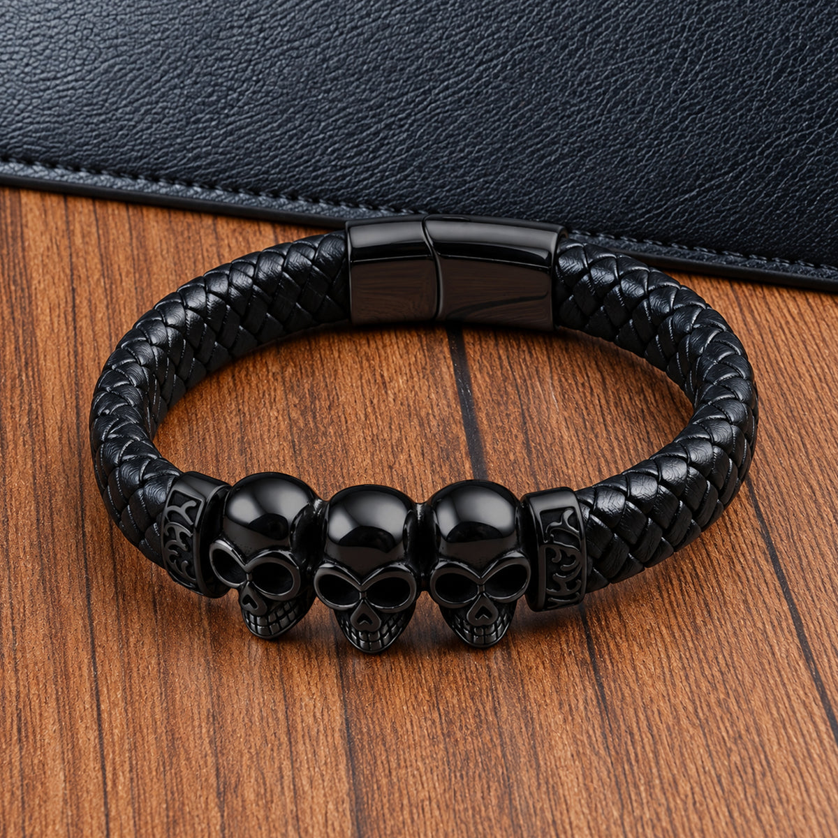 Helsvart armband av äkta läder med tre detaljerade dödskallar