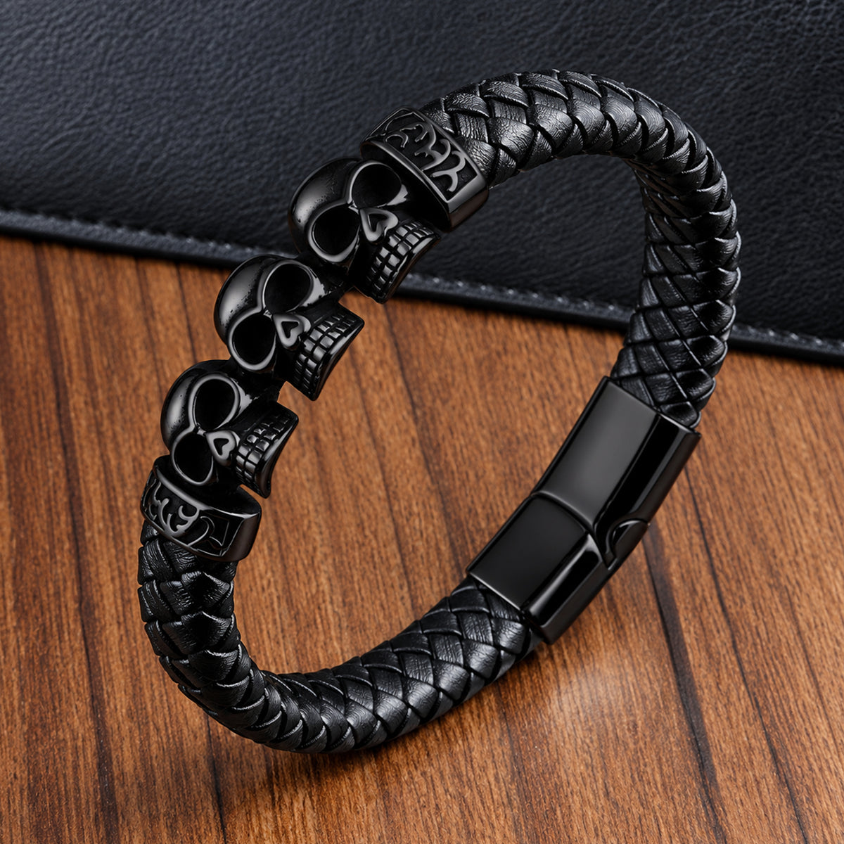 Helsvart armband av äkta läder, smyckat med tre dödskallar av svartfärgat rostfritt stål