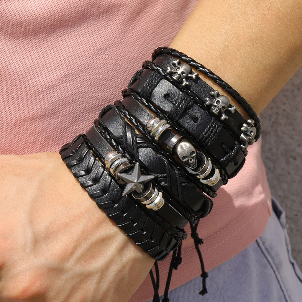 Svarta armband i läder med dödskallar och ringar