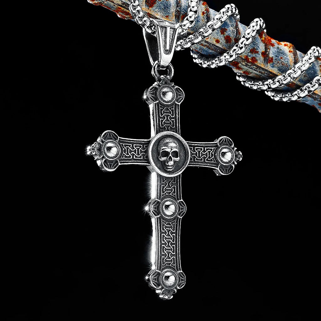 Silverfärgat halsband föreställande ett latinskt kors med en dödskalle i mitten