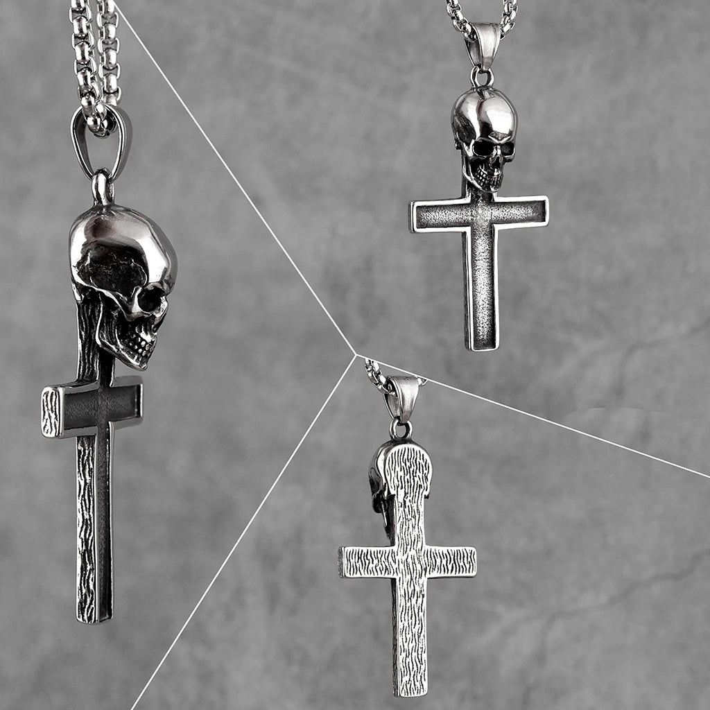 Silverfärgat halsband föreställande ett latinskt kors med en döskalle upptill
