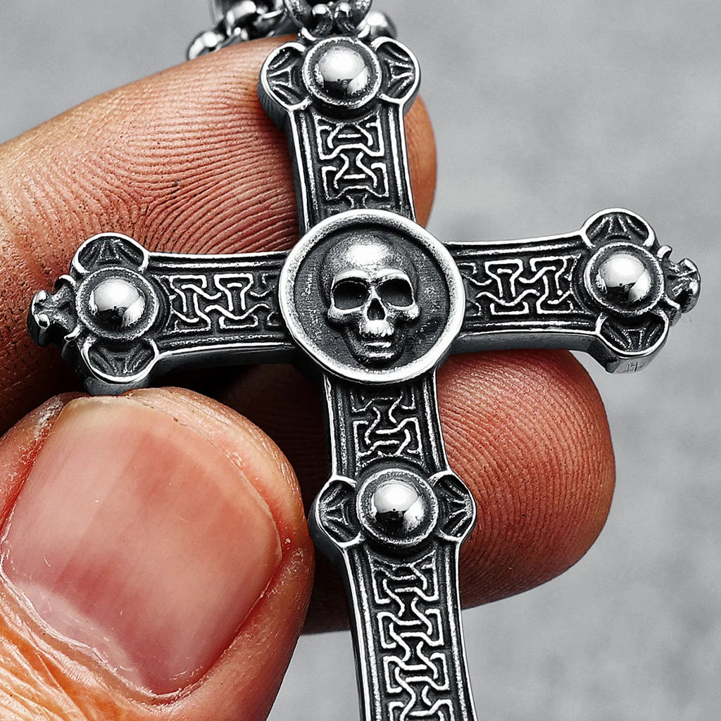 Silverfärgat hängsmycke föreställande ett latinskt kors med en skalle i mitten