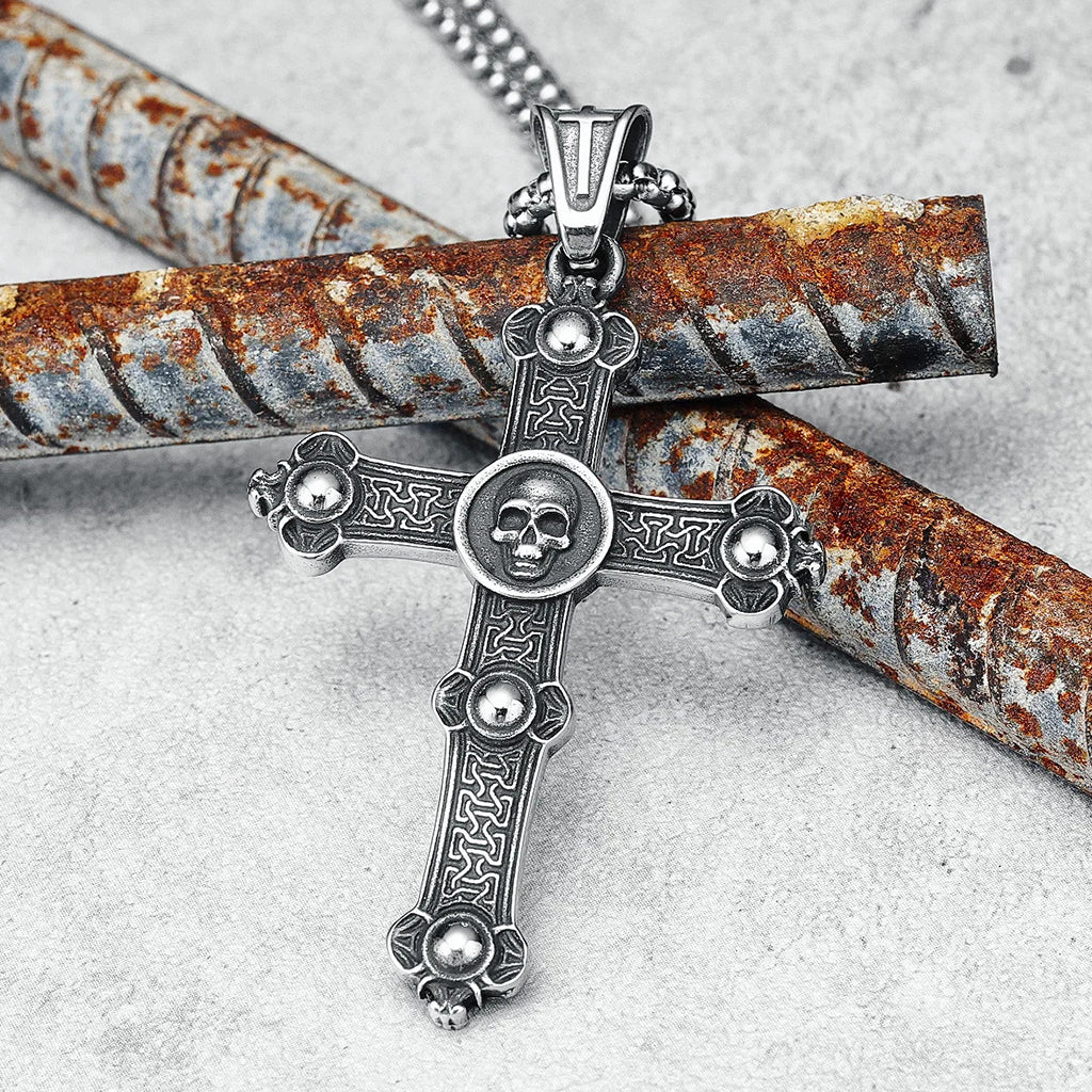 Silverfärgat hängsmycke föreställande ett latinskt kors med en dödskalle i mitten