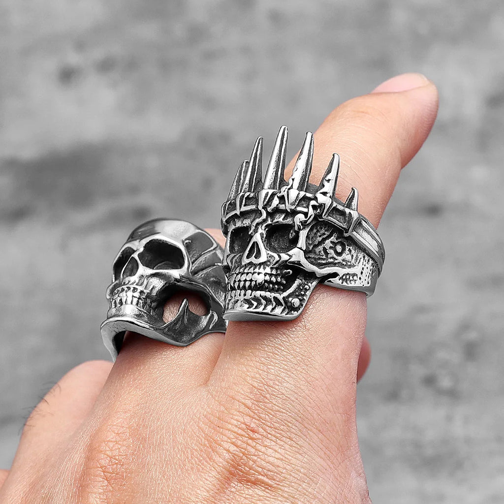 Silverfärgad ring som visar en dödskalle bärande en kungakrona