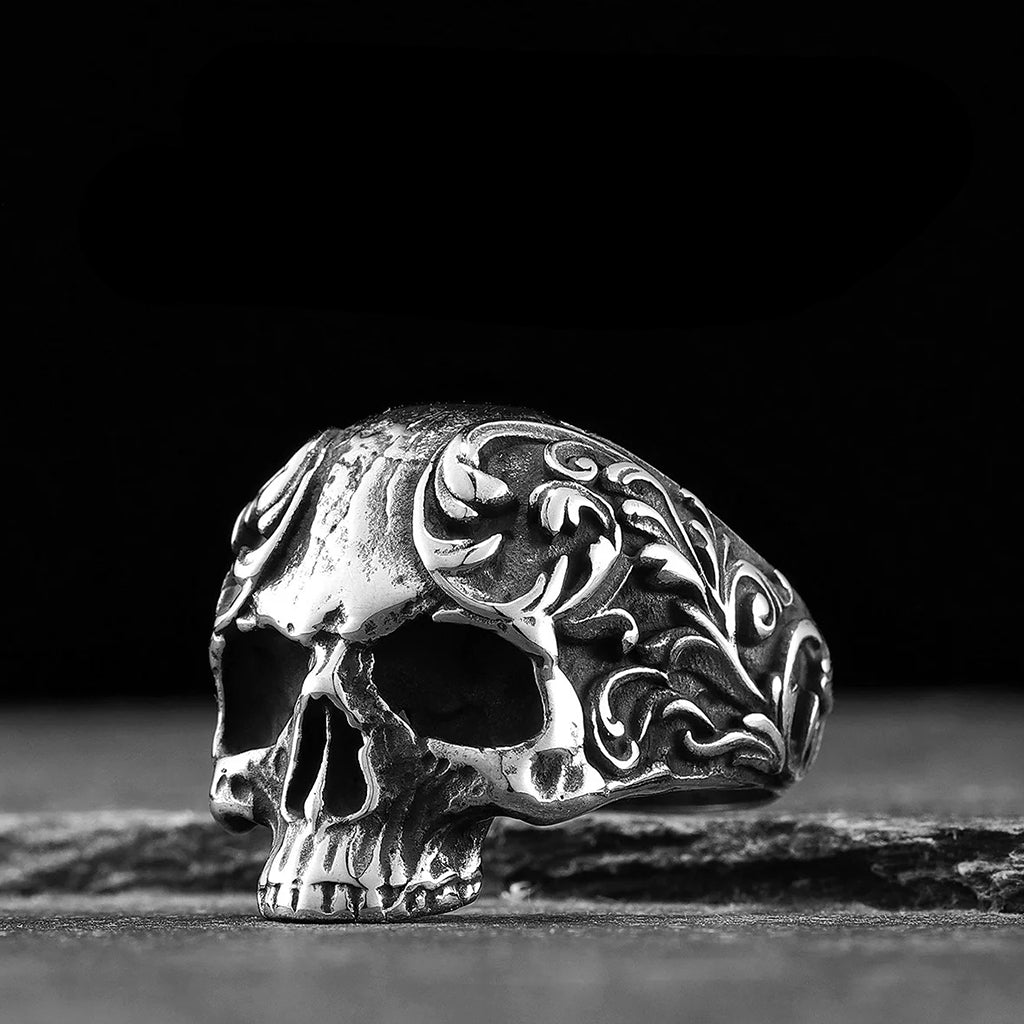 Dödskalle ring med ornamentik