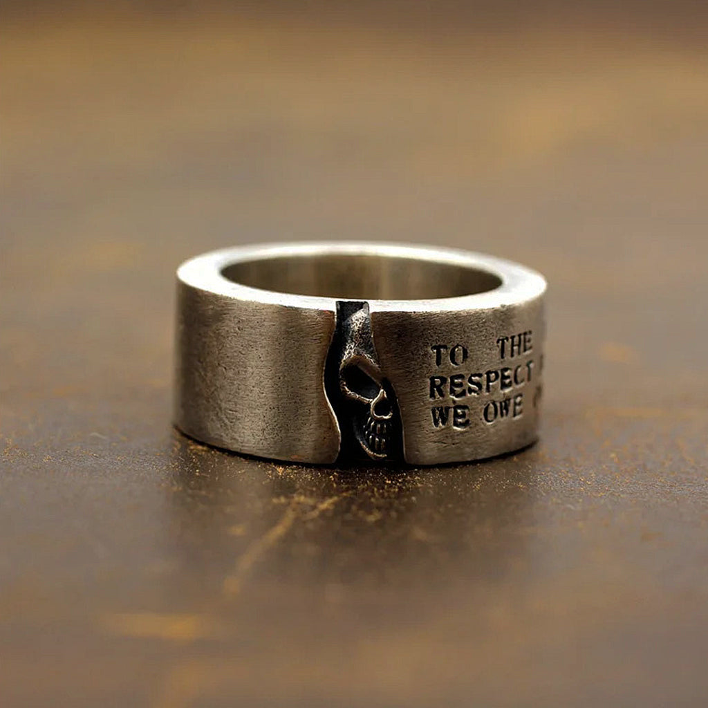 Silverfärgad dödskalle ring av sterling silver med gravyren "To the living we owe respect, but to the dead we owe only the truth"