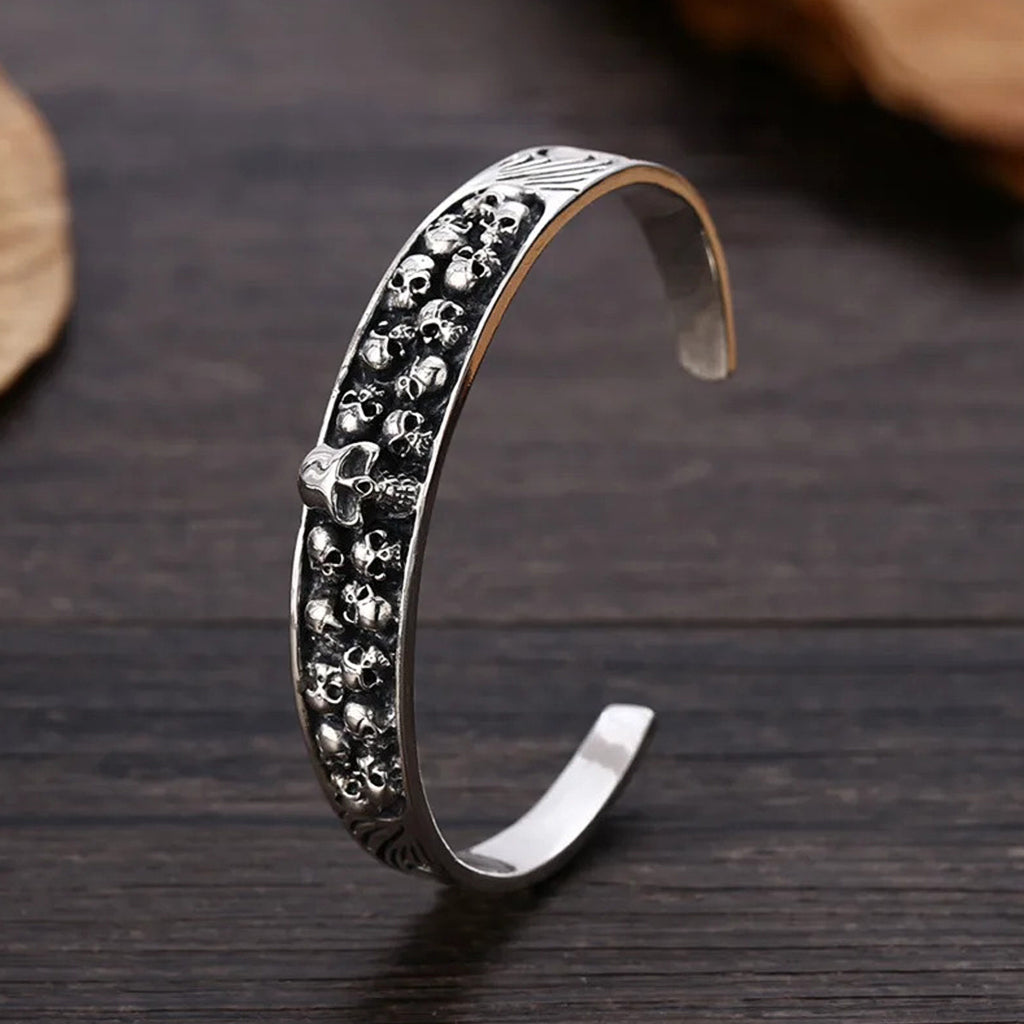 Öppet ringarmband med dödskallar tillverkat av sterlingsilver