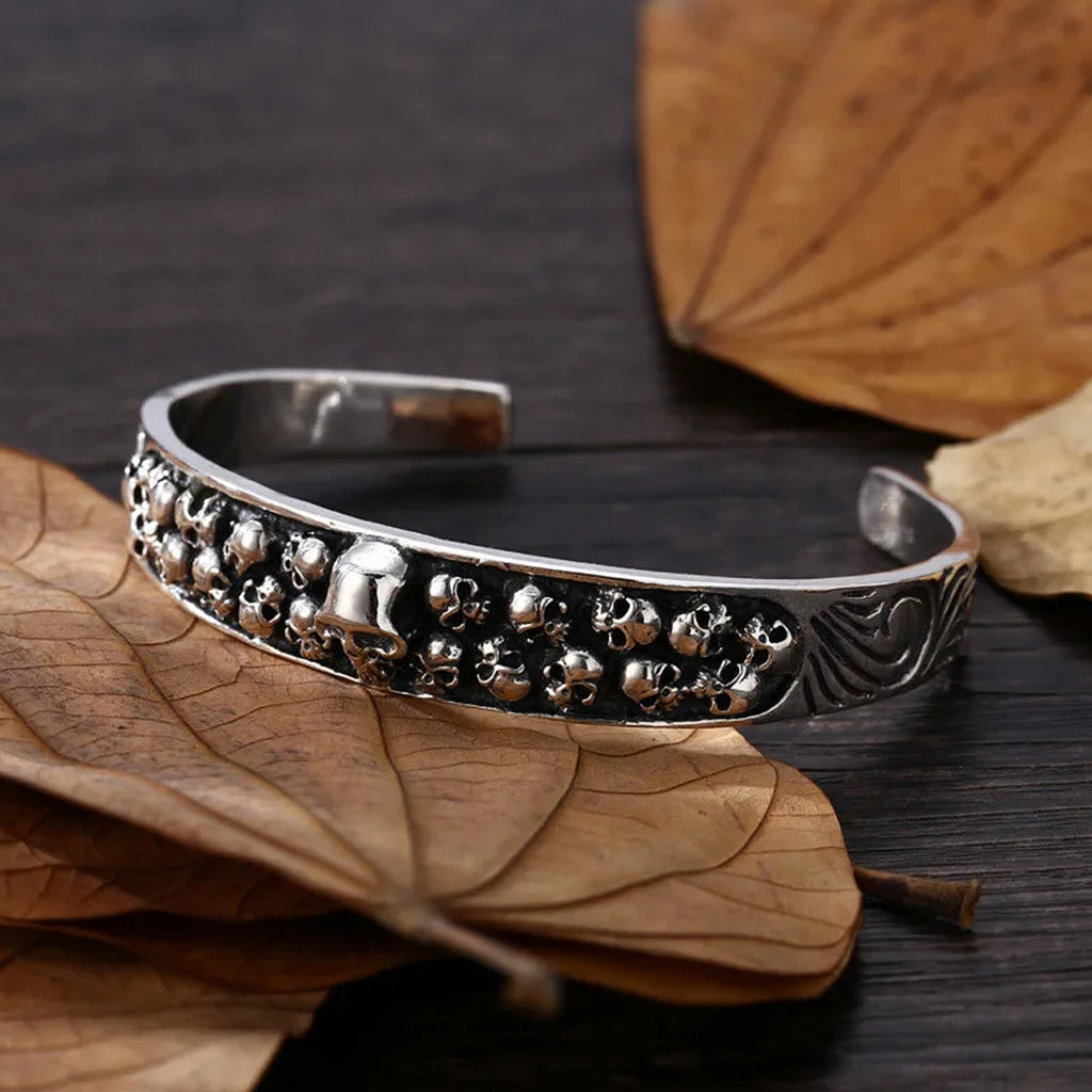 Öppet ringarmband med kranium tillverkat av sterlingsilver