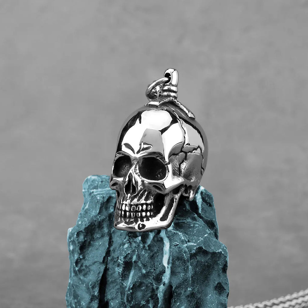 Halsband föreställande silverfärgad dödskalle med sprickor