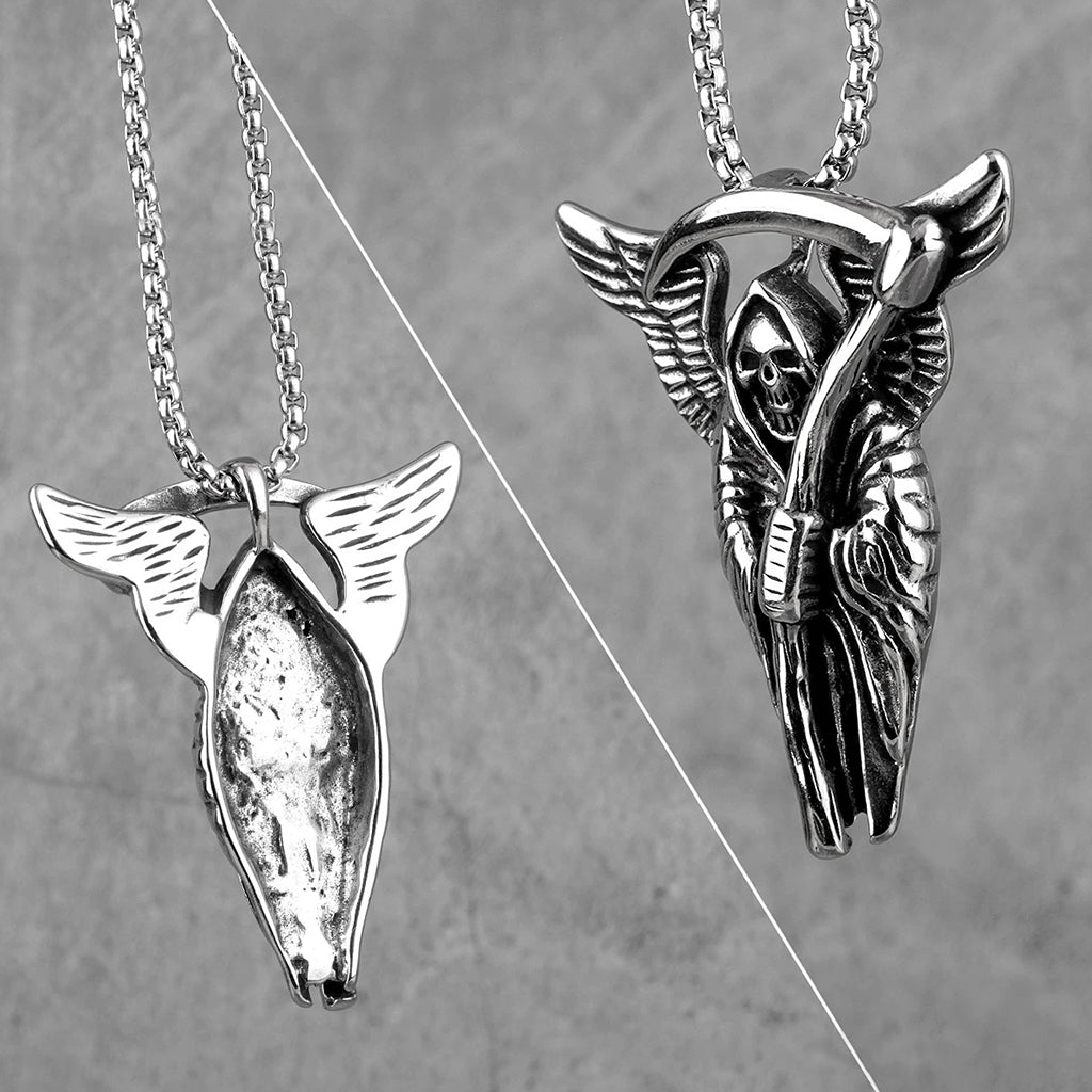 Silverfärgat smycke föreställande Dödsängeln med vingar, hållande i sin lie