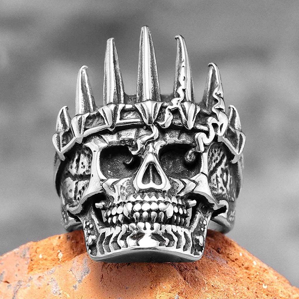 Silverfärgad ring som visar en skalle bärande en kungakrona