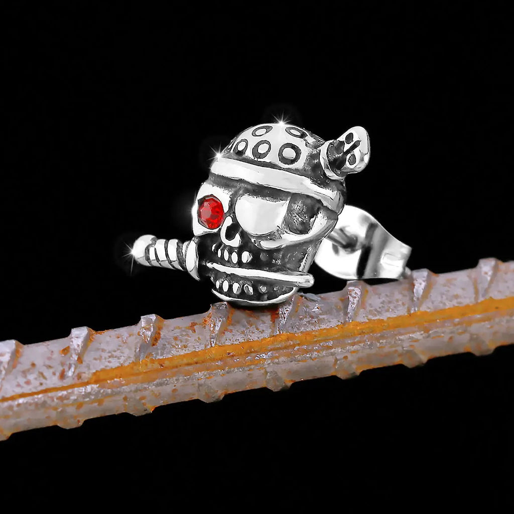 Silverfärgat stiftörhänge föreställande en pirat-dödskalle med bandana, ögonbindel och en kniv i munnen