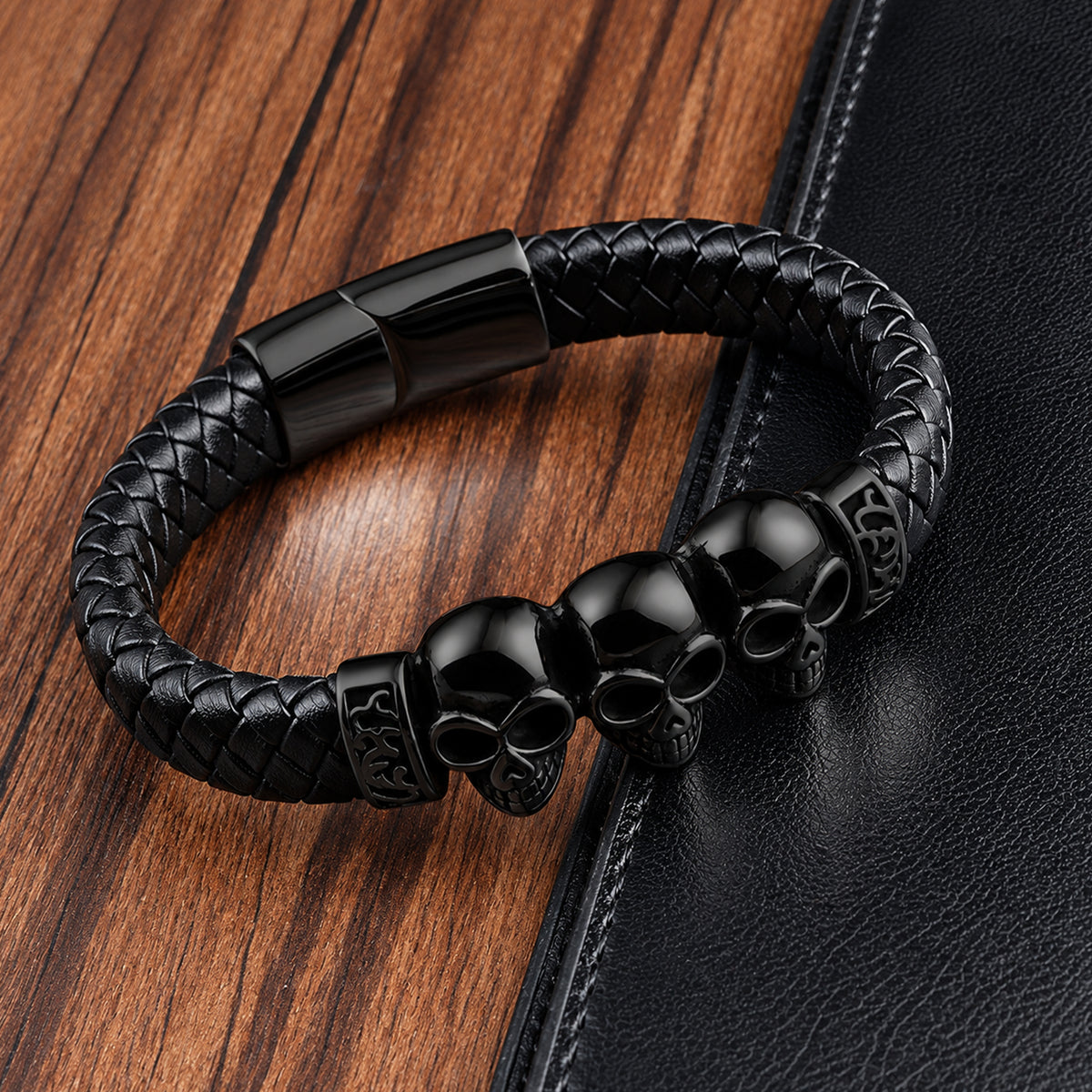 Armband av svart läder med tre svarta dödskallar av stål