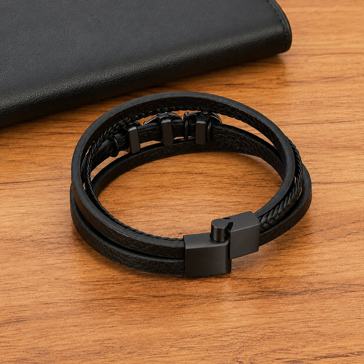 Helsvart dödskalle-armband med fyra remmar och tre dödskallar framtill