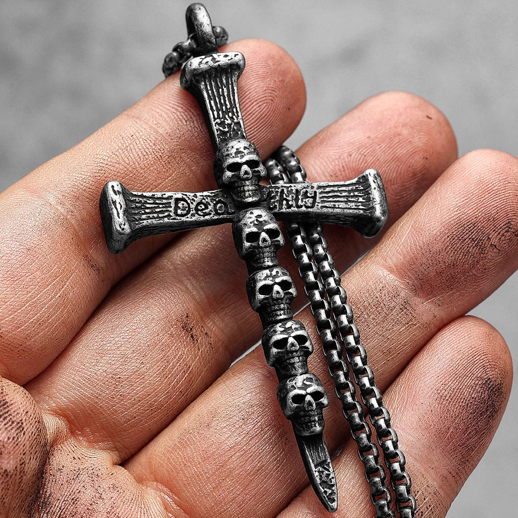 Svärtat kors halsband med dödskallar och texten "Deathly" graverad på korsarmarna