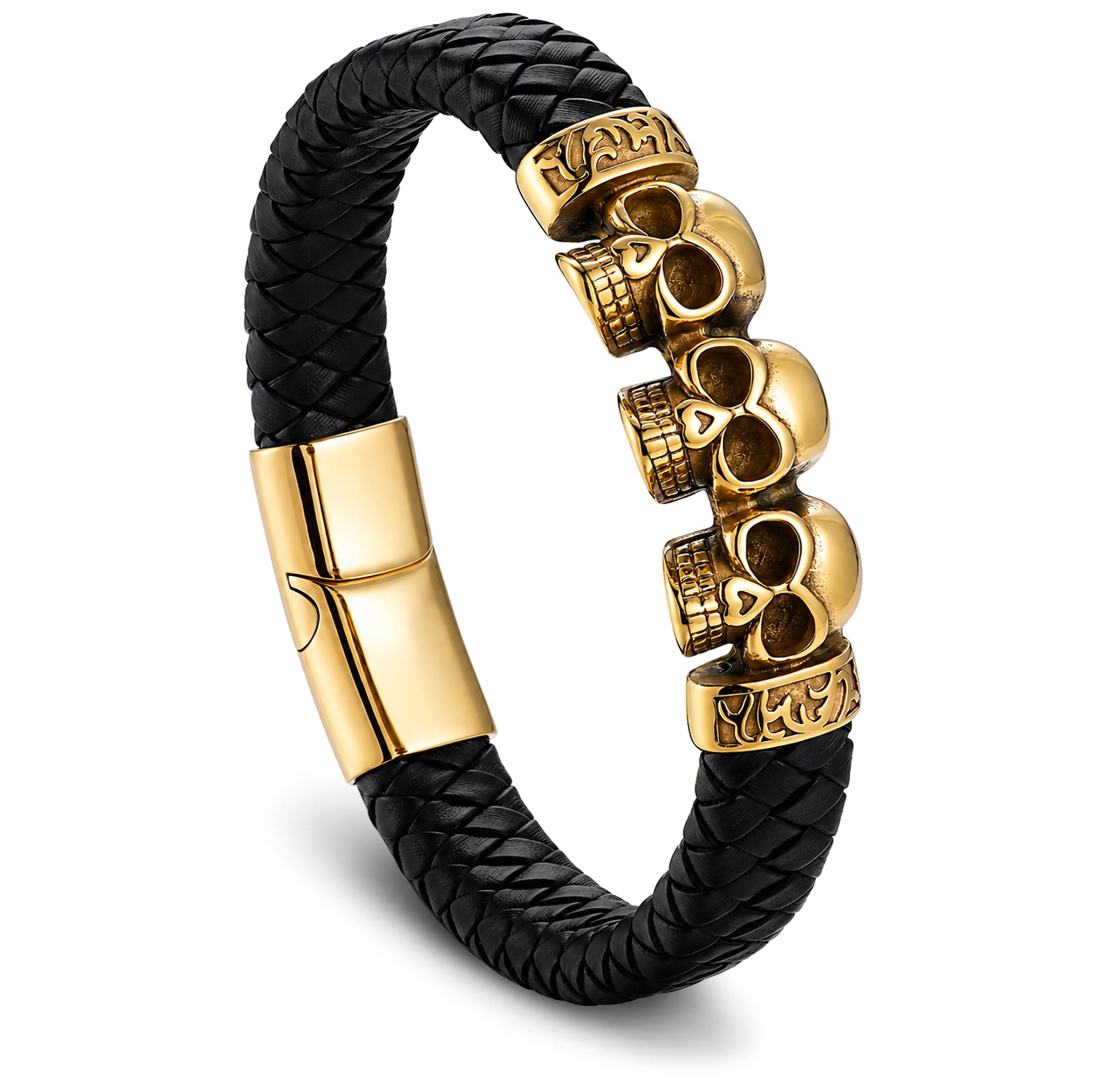 Svart läderarmband med tre guldfärgade dödskallar av guldtonat rostfritt stål