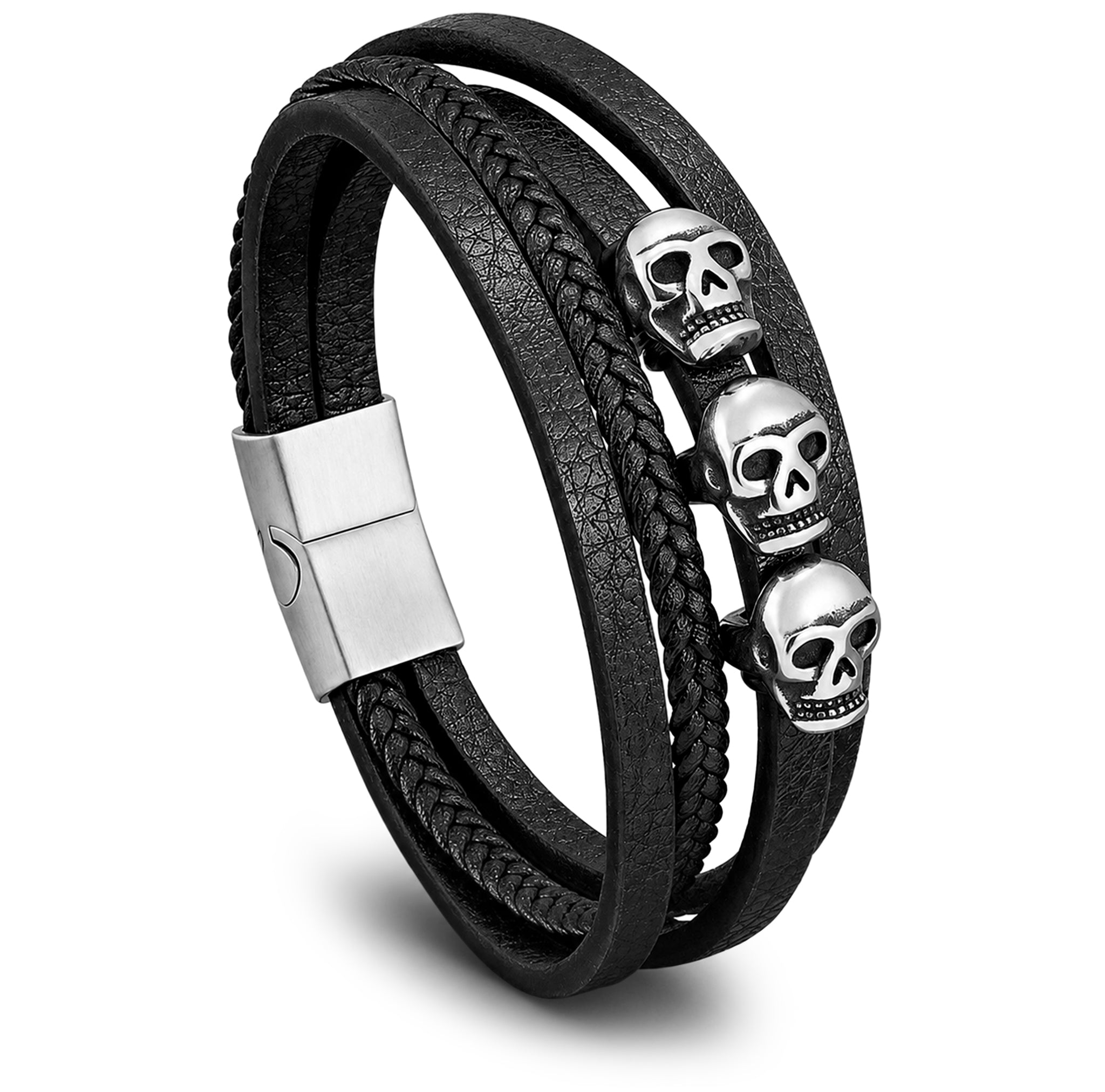 Svart läderarmband med tre dödskallar av silverfärgat rostfritt stål
