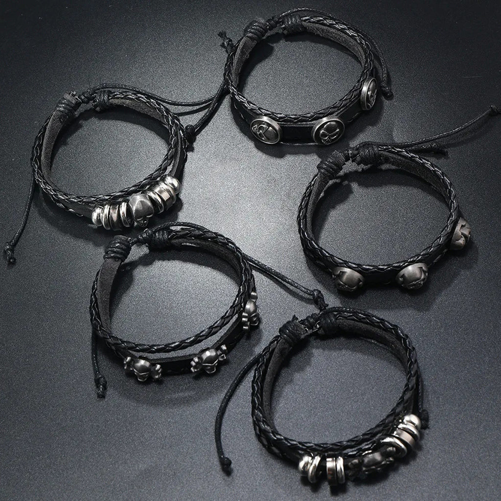 Svarta armband i läder med kranium och ringar