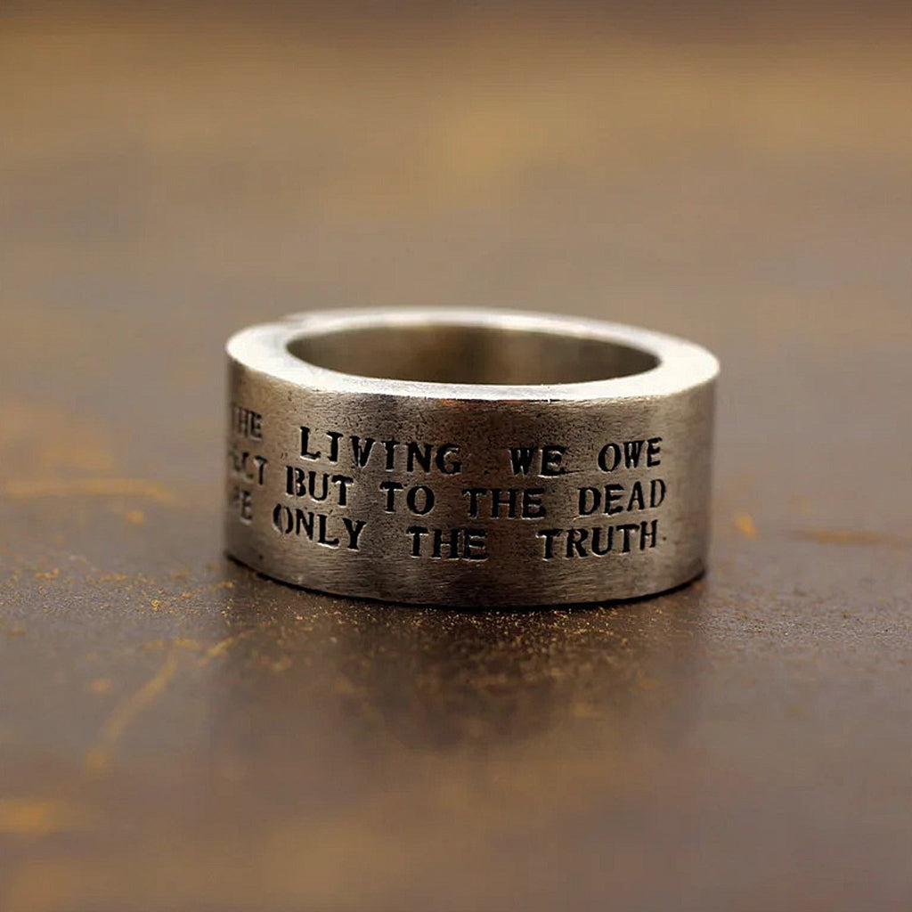 Silverfärgad dödskalle ring av sterling silver med gravyren "To the living we owe respect, but to the dead we owe only the truth"